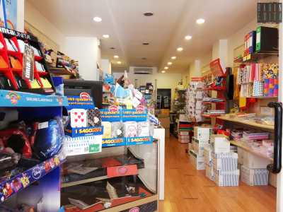 All�interno lo spazio si sviluppa lungo un corridoio stretto con alla sinistra il bancone